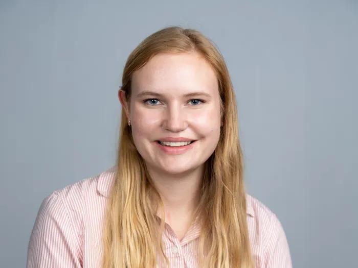 headshot of Cara Loomis