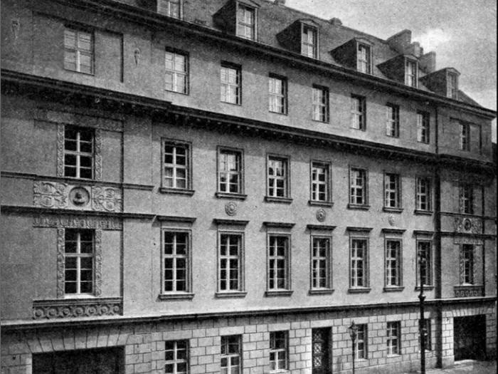 1915 photo of the Langenbeck-Virchow-House at Luisenstraße 58/59 in Berlin-Mitte. 