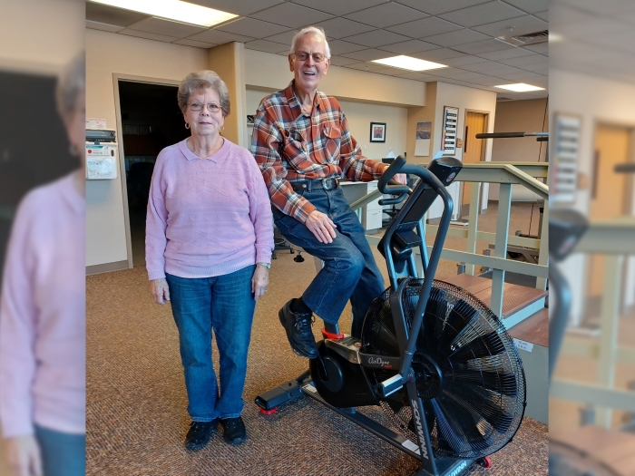 older couple together in cardiovascular rehab center