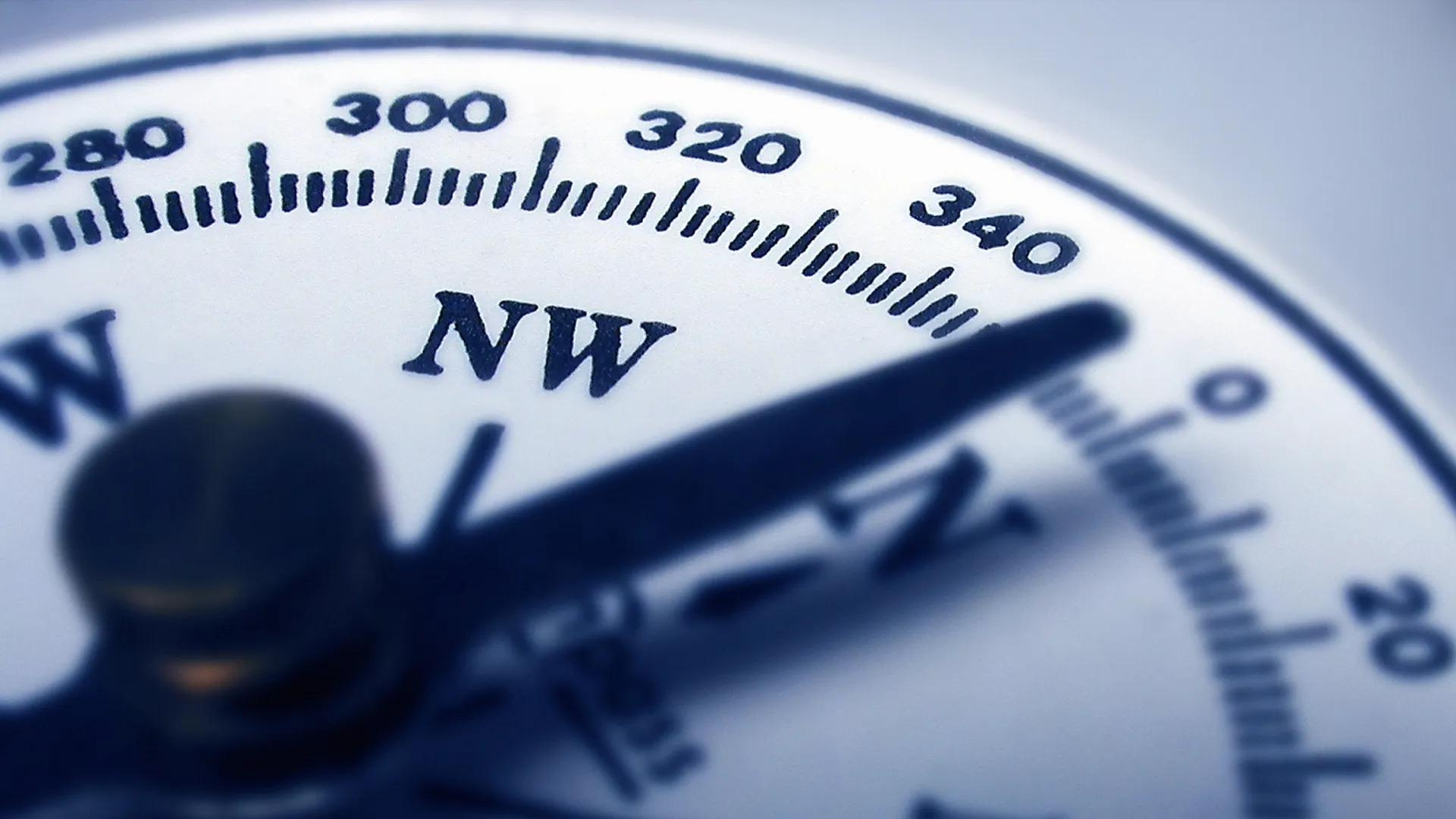 A close view of a compass
