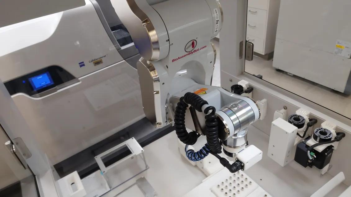 Laboratory equipment in the DCMB
