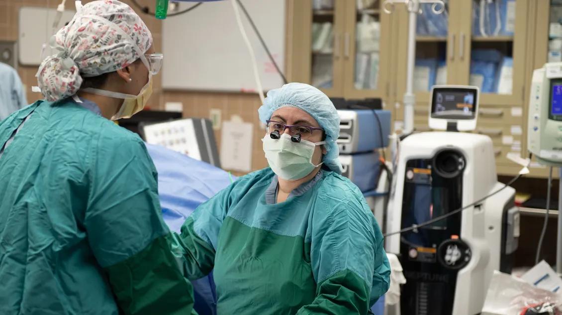 tech in or wears teal scrubs 