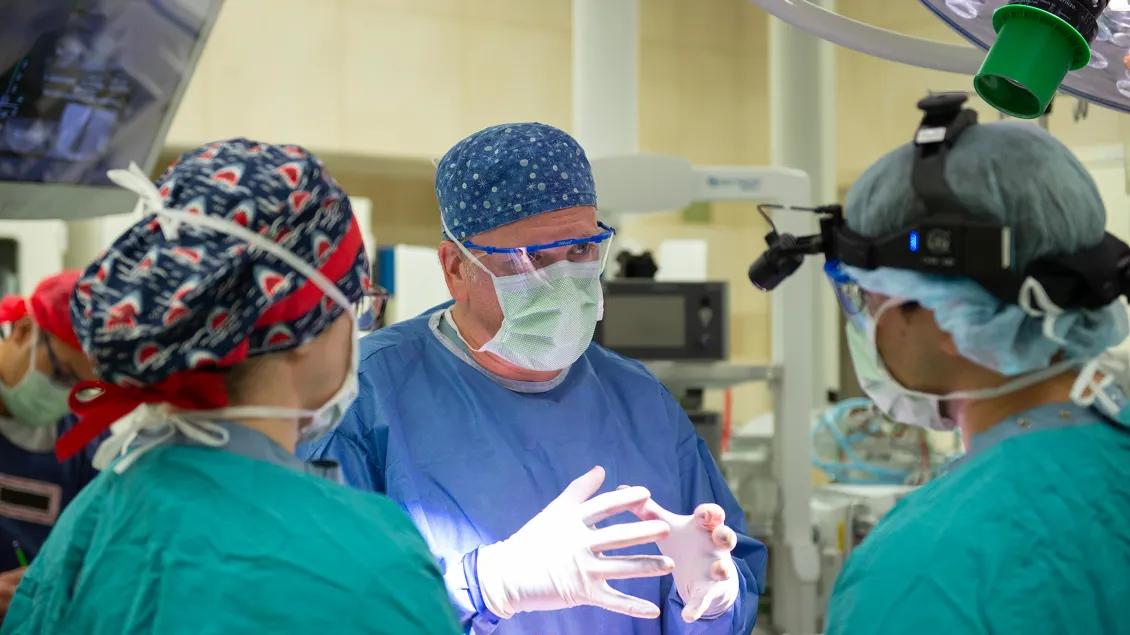omfs surgeons discuss in operating room 