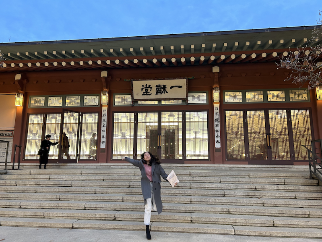 Elisa jumps on steps in Korea
