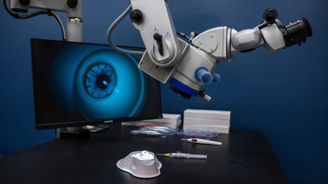 Surgical microscope and eye model used for ophthalmology training in the wet lab.